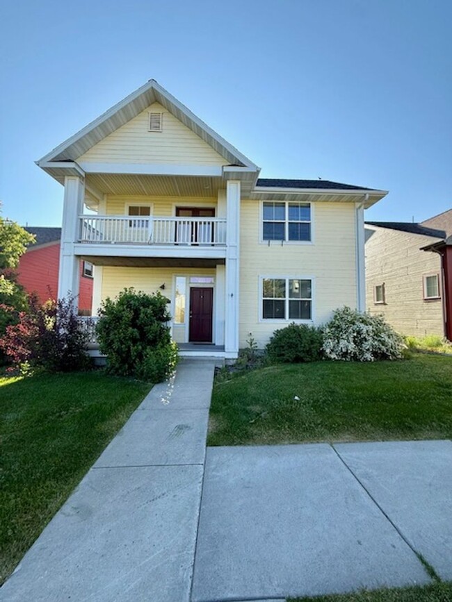 Building Photo - 3 Bedroom 3 Bathroom House Located Near a ...
