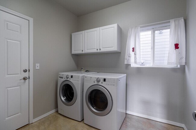 Building Photo - Beautiful 4 bedroom, 2.5 bathroom-Union Hi...