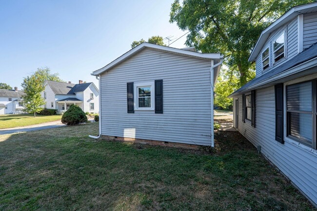 Building Photo - 150 N Oak St