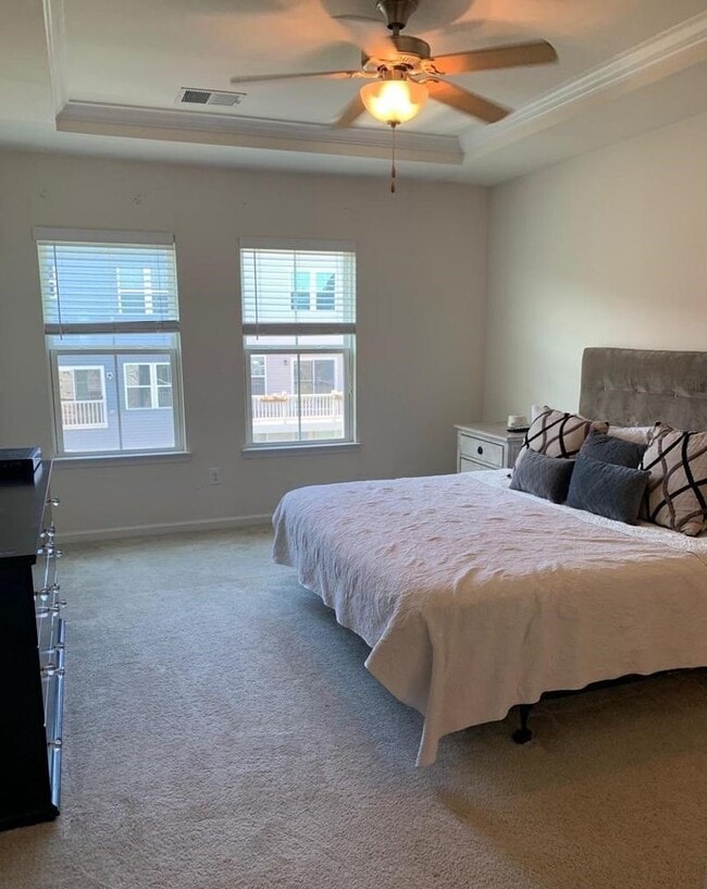 Building Photo - Captivating 3 BR/3 BA Townhome in Glen Bur...