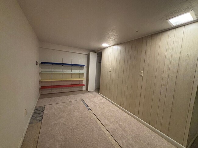 Building Photo - 4 Bedroom 2 Bathroom