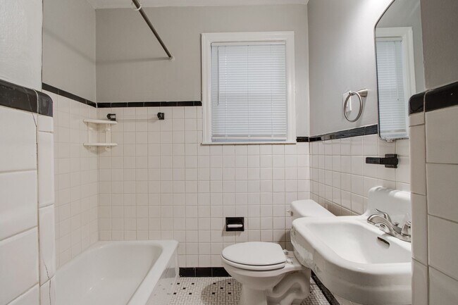 Building Photo - Classic Midtown Duplex
