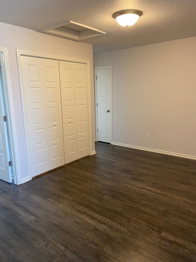 Building Photo - Pre-Leasing Now: Comfortable 3-Bedroom, 2.5-Bath Home in Oak Woods!