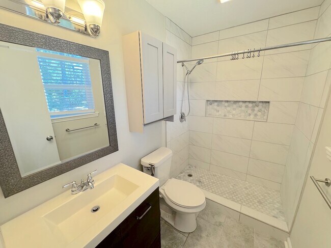Building Photo - 9 Mistletoe Ct