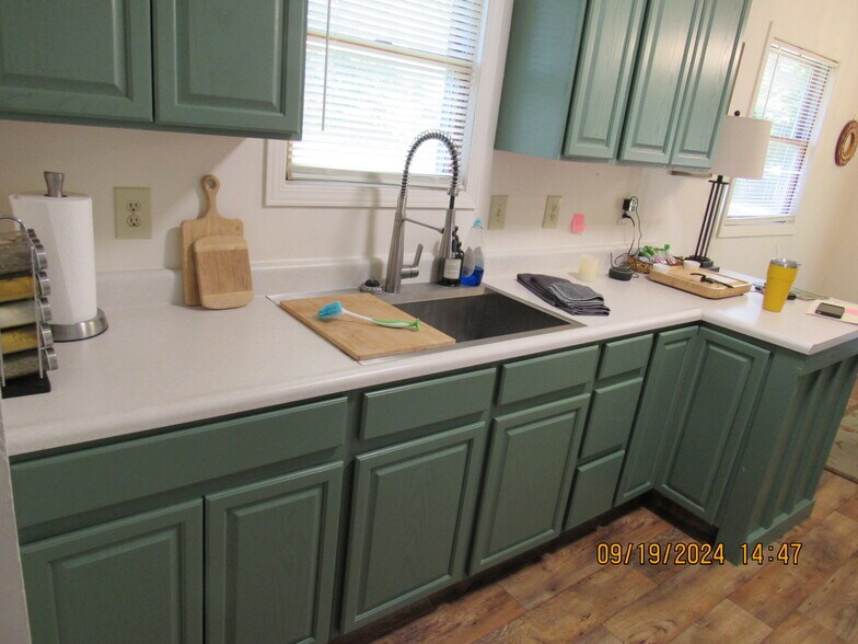 Building Photo - 6452 W Vw Ave