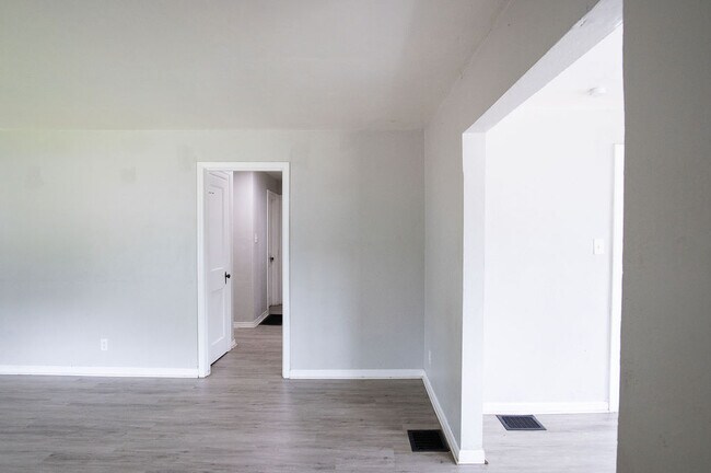 Building Photo - 331 Sandhurst Dr