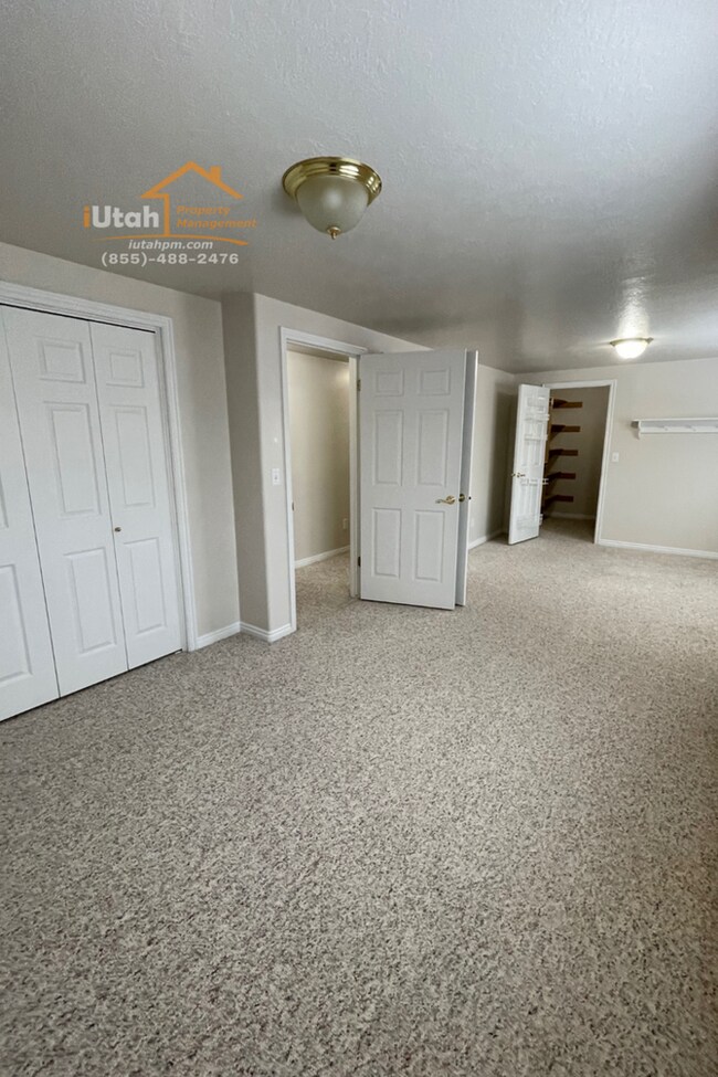 Building Photo - East Layton 6 Bdrm 3 Bth 2 car garage home.
