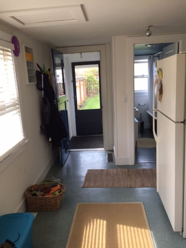 Building Photo - Adorable Two-bedroom Ballard Cottage