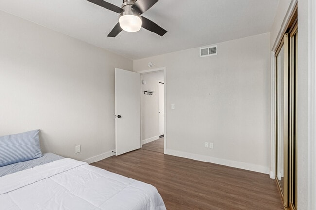 Building Photo - 8175 E Del Cuarzo Dr