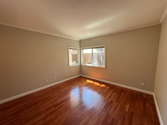Building Photo - 1400 Bowe Ave