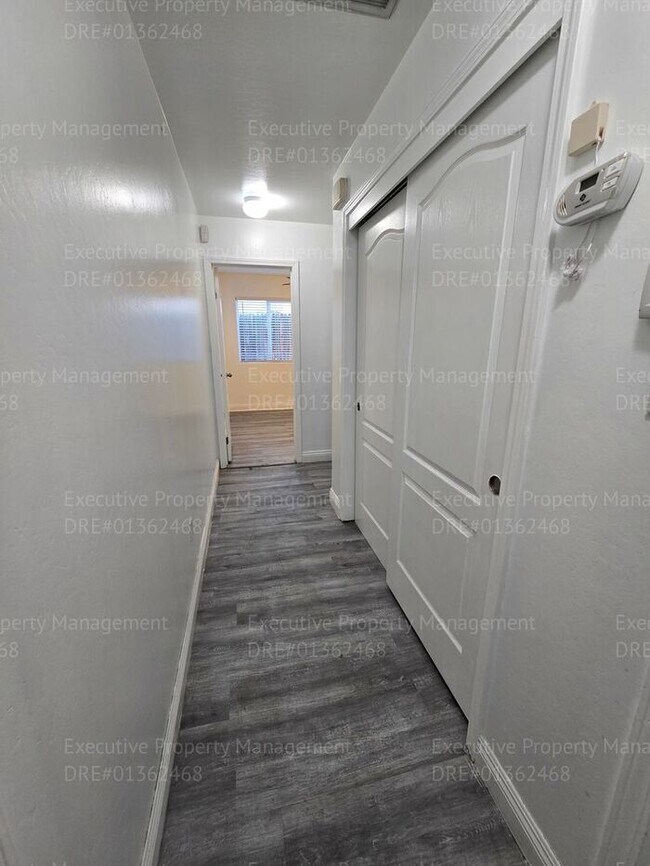 Building Photo - 4 bedroom/ 2 bathroom located in the South...