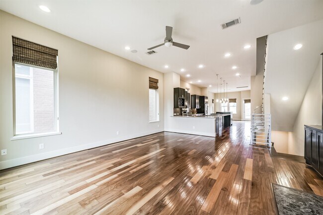 Building Photo - 5425 Hidalgo St