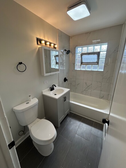 Building Photo - 7810 S Escanaba Ave