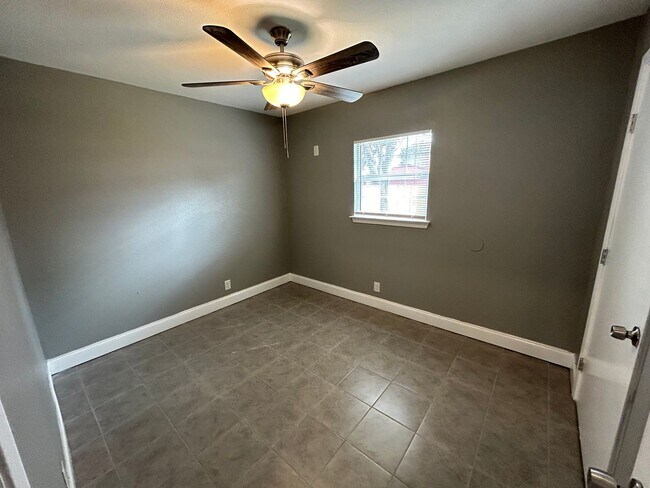 Building Photo - *COMING SOON* Open-Concept 3BD/2BA with Cozy Fireplace & Modern Stainless Kitchen!