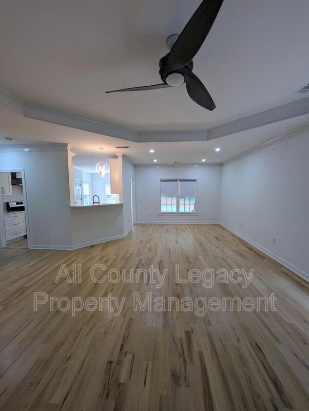 Building Photo - 2140 Glenhurst Dr