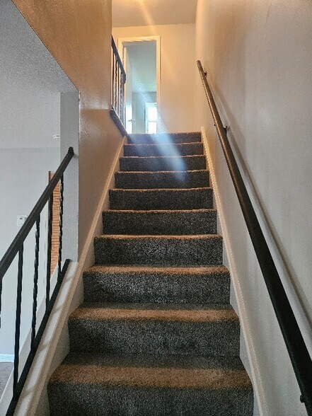 Building Photo - 608 Sunflower Dr