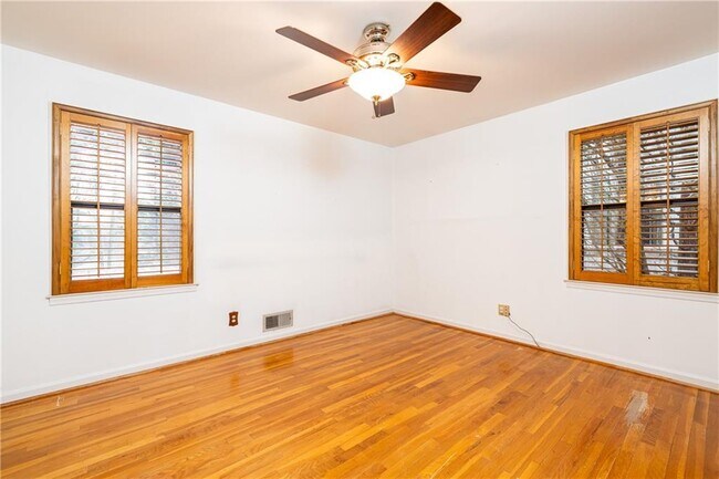 Building Photo - 216 Thomas Cir