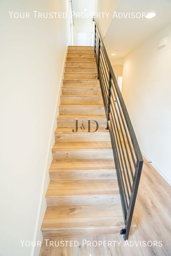 Building Photo - 1371 N Vulcan Ave