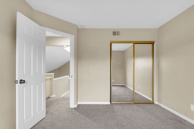 Building Photo - Beautiful 3 Bedroom/2.5 bath  detached hom...