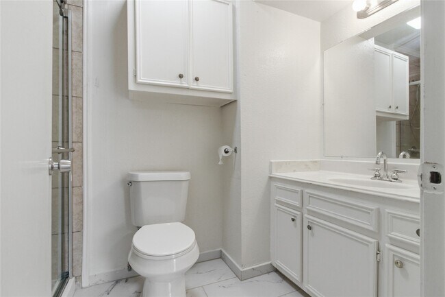 Building Photo - 11000 Kinghurst Dr