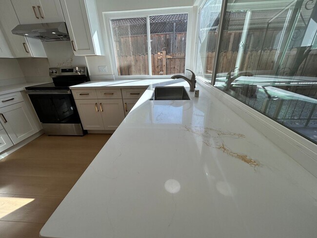 Building Photo - Beautifully Renovated 4 Bedroom 2 Bath Sin...