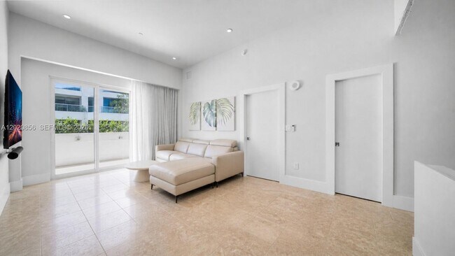 Building Photo - 6917 Collins Ave