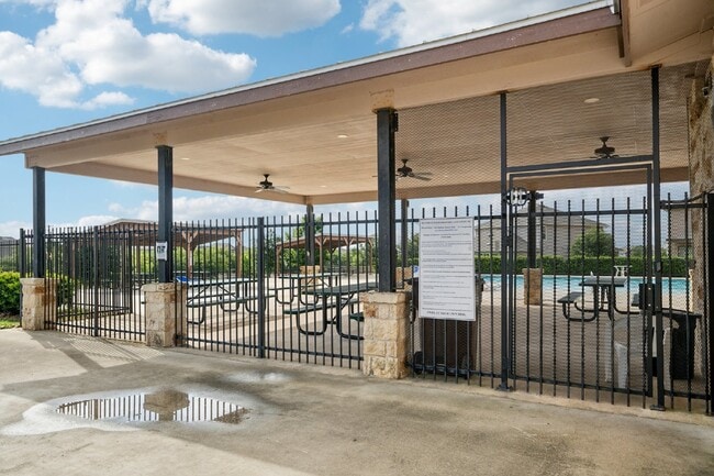 Building Photo - Price Improvement! This 4 bed, 2.5 bath ho...