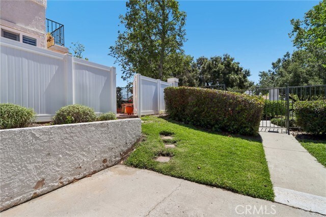 Building Photo - 10 Pantano