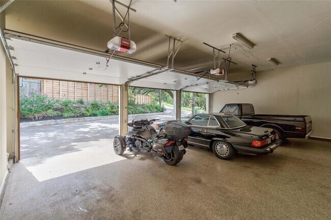 Building Photo - 2102 Paisano Rd