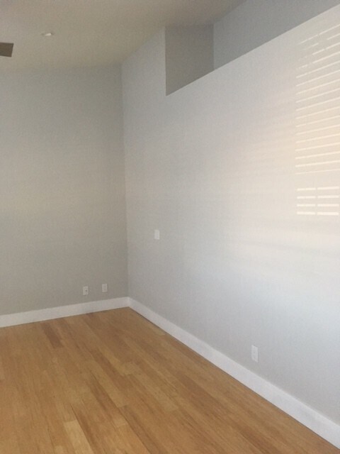 Building Photo - Upgraded Condo