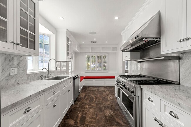 Building Photo - Designer-Done 3 Bed + 3 Bath in Prime Beve...