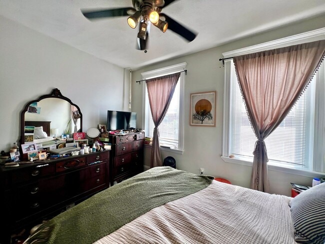 Building Photo - Stylish Top-Floor 2-Bedroom Condo with Pri...