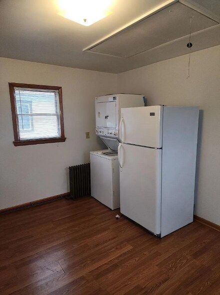 Primary Photo - 20 W College Ave