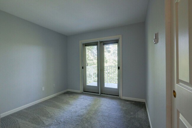 Building Photo - Charming Updated 2 Bedroom 2 Bathroom Bellevue Condo