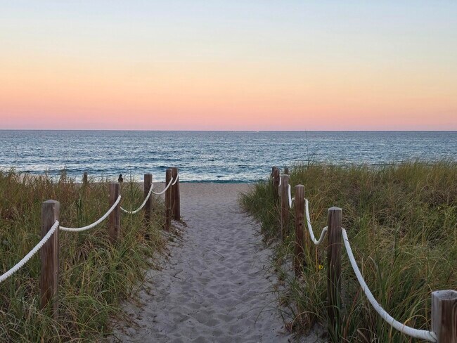 Building Photo - 60 Venetian Dr