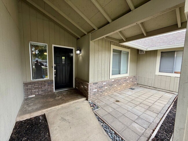 Building Photo - Single story home with vaulted ceilings!