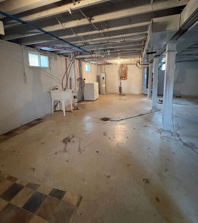 Building Photo - 812-812 5th Ave NW