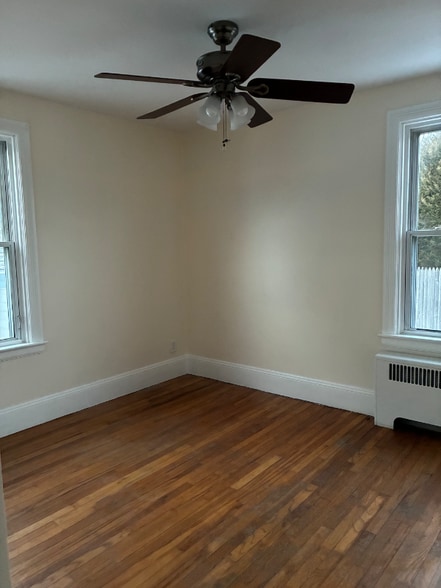 Building Photo - 255 Budlong Rd