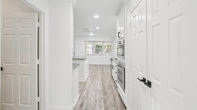 Building Photo - 3855 Crest Cove Cir