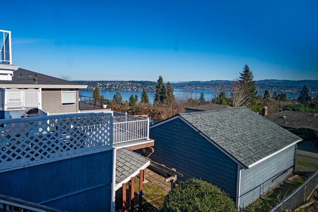 Building Photo - 3 Bedroom Home in Rainer Beach - Beautiful view over Lake Washington