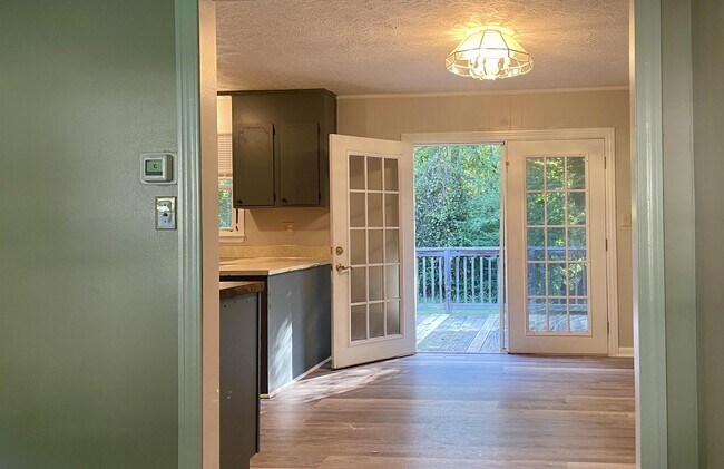 Building Photo - 1427 Oak Hill Dr