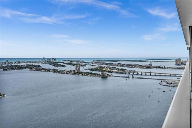 Building Photo - 700 NE 24th St