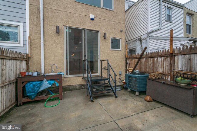 Building Photo - 2027 E Huntingdon St
