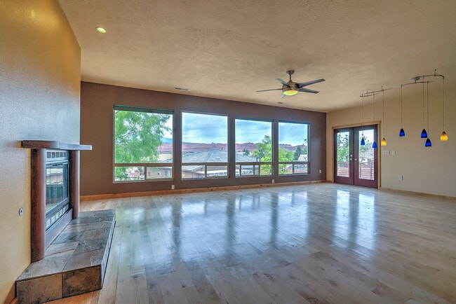 Building Photo - Gorgeous, Custom 4 bed, 3 bath Pet-Friendl...