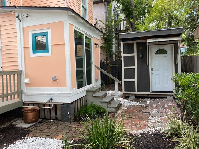 Building Photo - Stunning 3 bedroom/2bath Victorian home