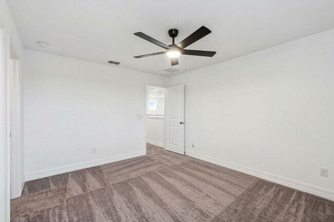 Building Photo - Amazing 5/3.5/2 House in The Reserve at Pine Tree