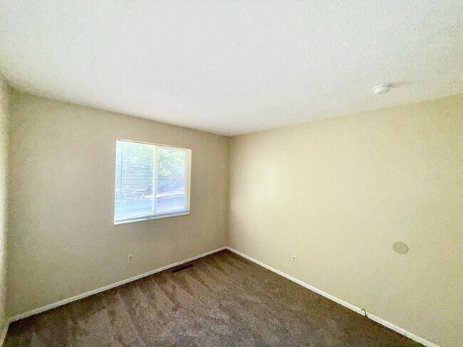 Building Photo - North-East Tri-Level Home!