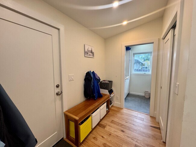 Building Photo - Fantastic Rambler in Lake Hills with A/C!