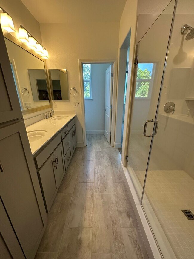 Building Photo - Charming 3 Bed / 2.5 Bath Home with Modern Upgrades
