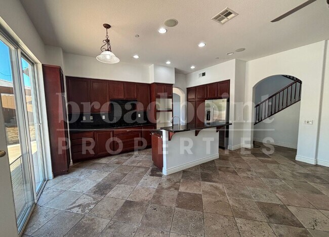 Building Photo - 637 Oak Glade Dr